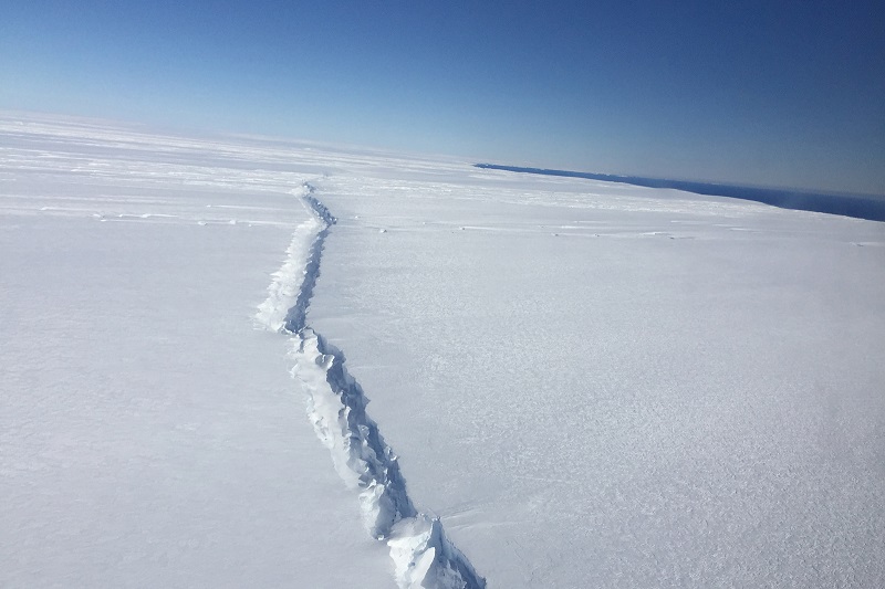 Why a Massive Ice Sheet of Antarctica is cracking?